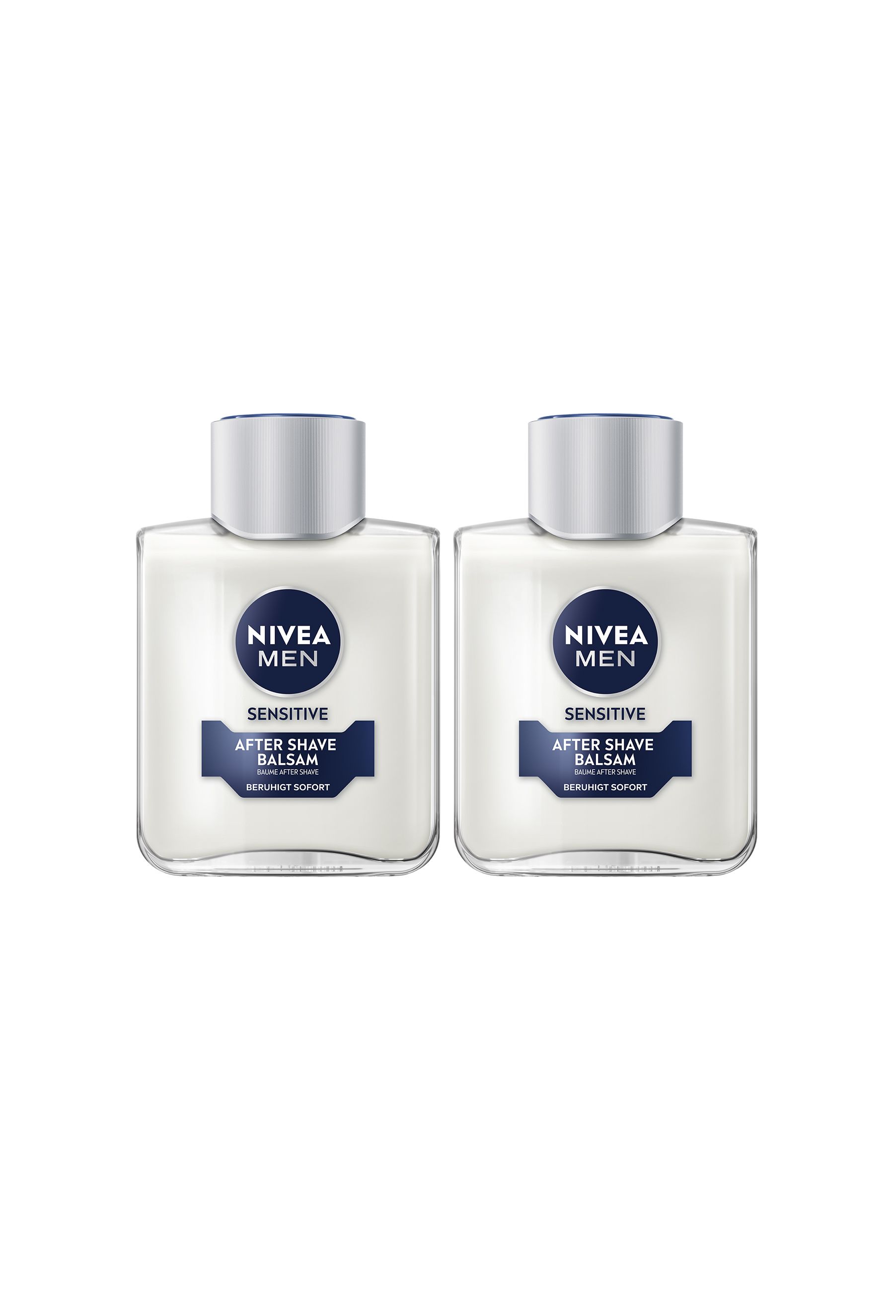 Zwei Flaschen NIVEA MEN After Shave Balsam Sensitive. Weiße Flaschen mit blauem Etikett und silbernem Deckel.