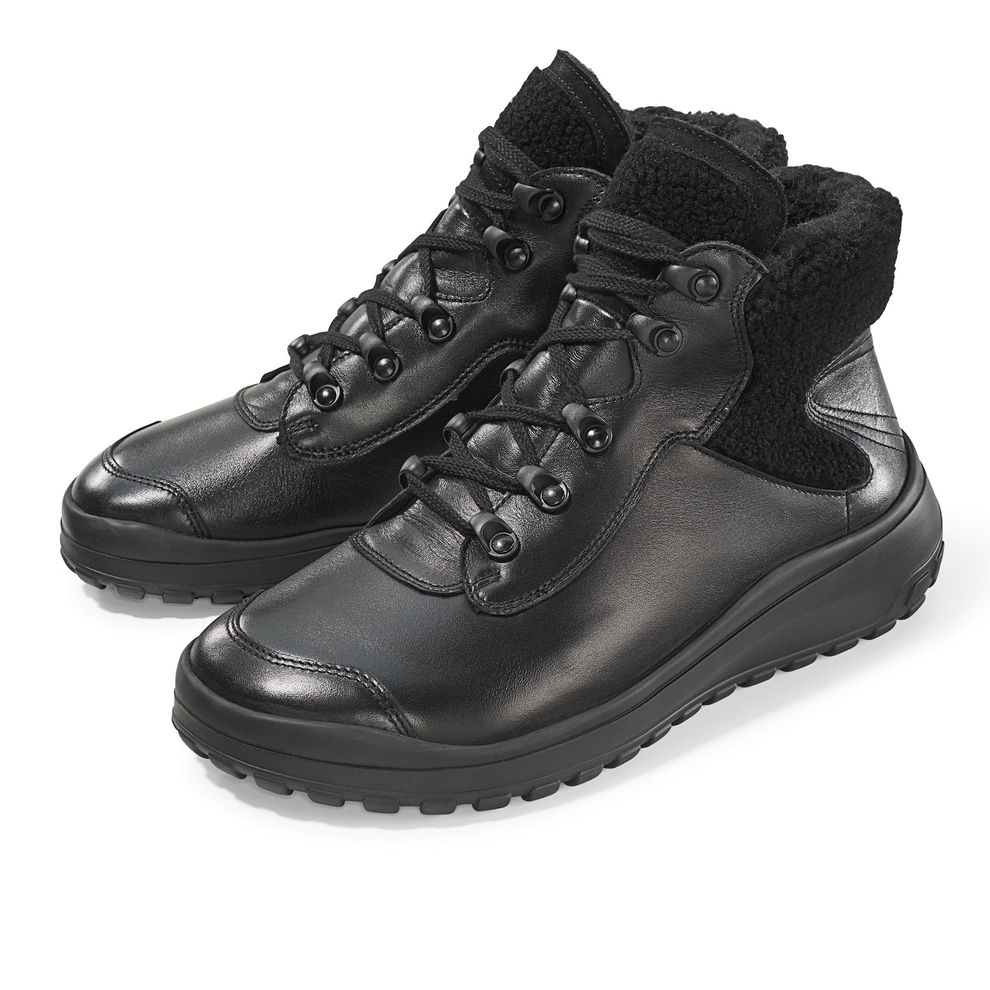 Schwarze Stiefeletten mit Schnürung und Fellbesatz. Breiter Schaft, dicke Sohle. Zwei Schuhe nebeneinander.