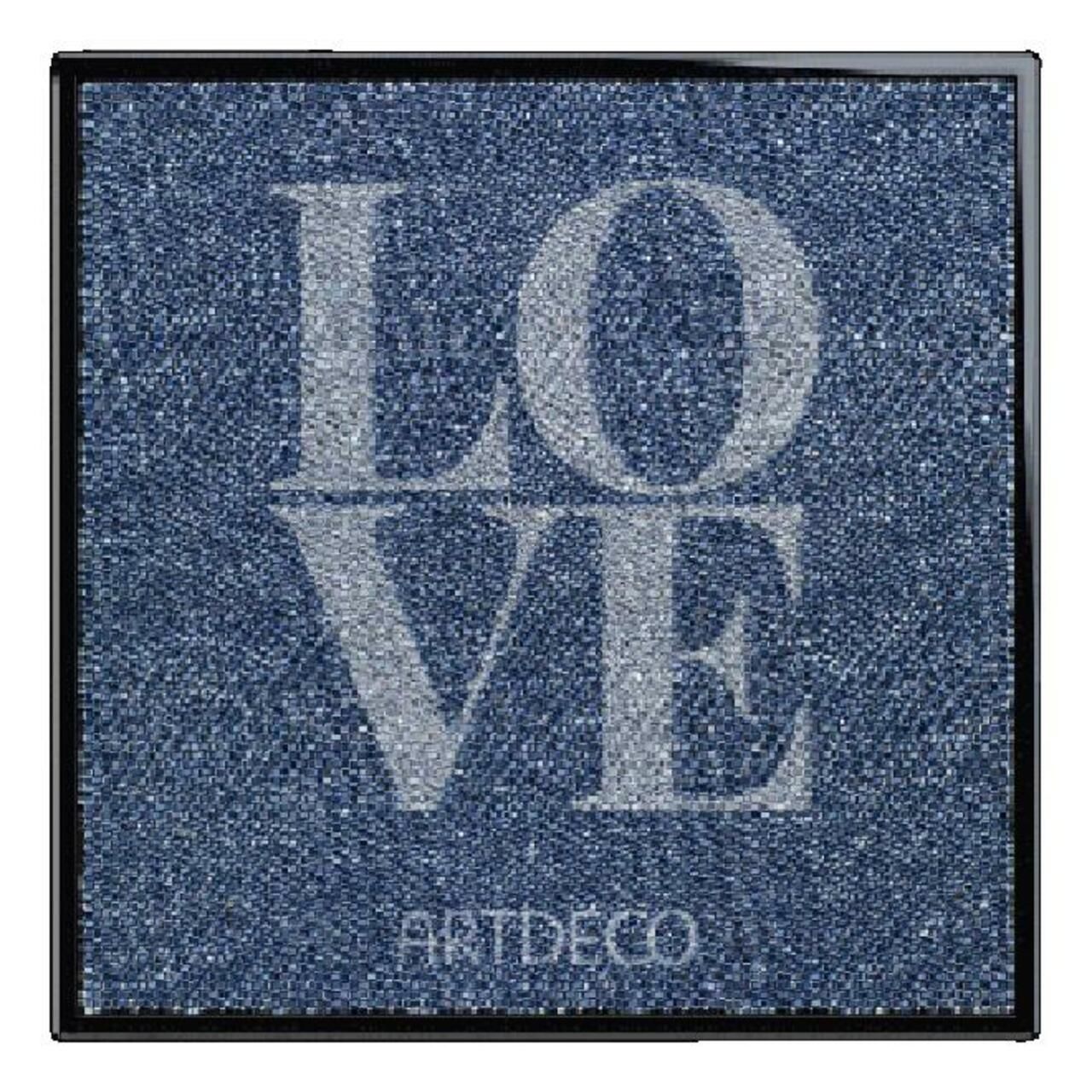 Artdeco Blush Couture. Quadratische Verpackung mit LOVE-Schriftzug. Blaue Oberfläche mit silbernem Schriftzug und Artdeco-Logo.