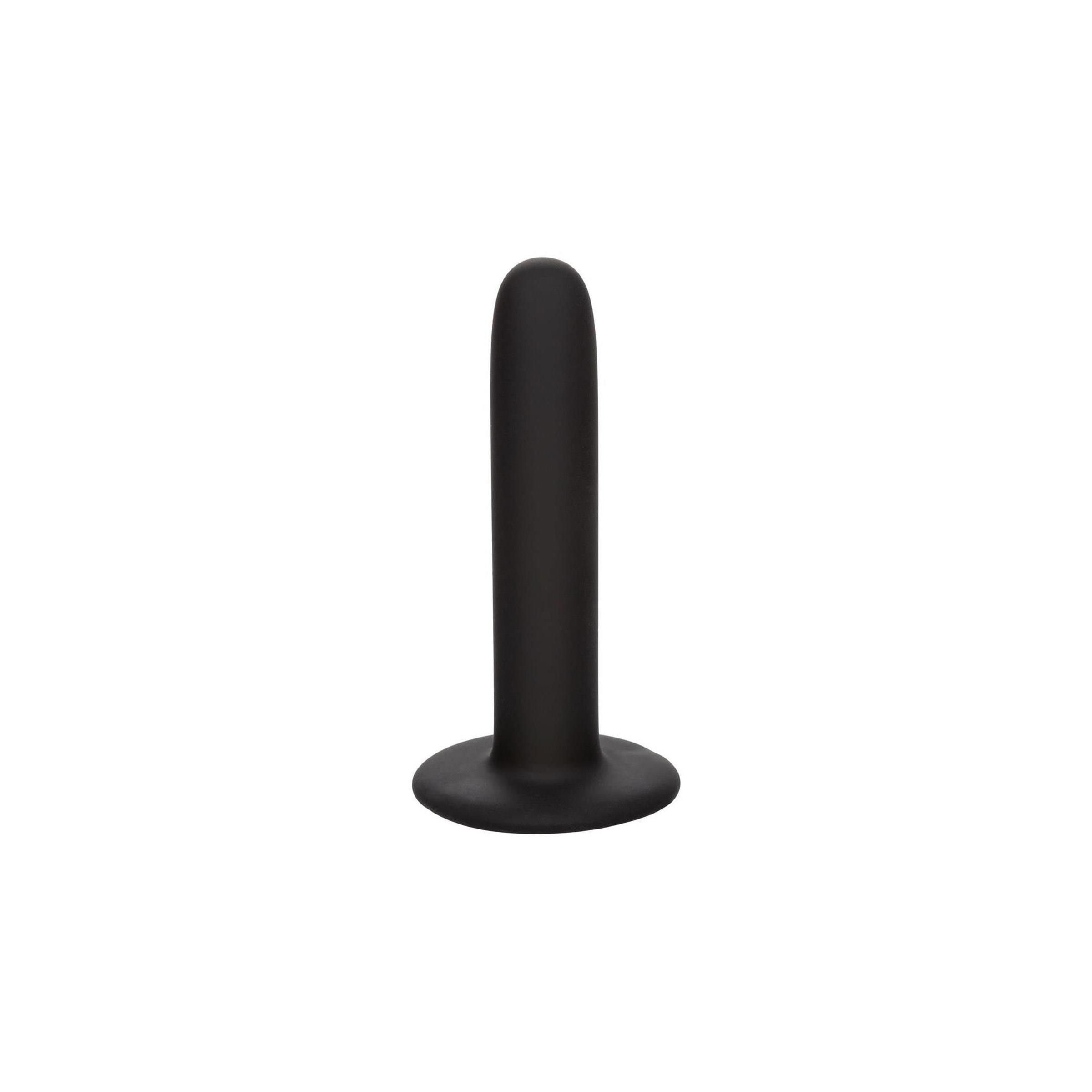 Schwarzer Dildo mit abgerundeter Spitze und breiter Basis. Teil des CalExotics Boundless Pegging Kits.
