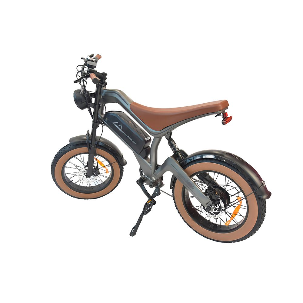 Graue Elektrodirtbike mit braunem Sattel und Reifen. Schwarze Details, Scheinwerfer und Ständer. Auf weißem Hintergrund.