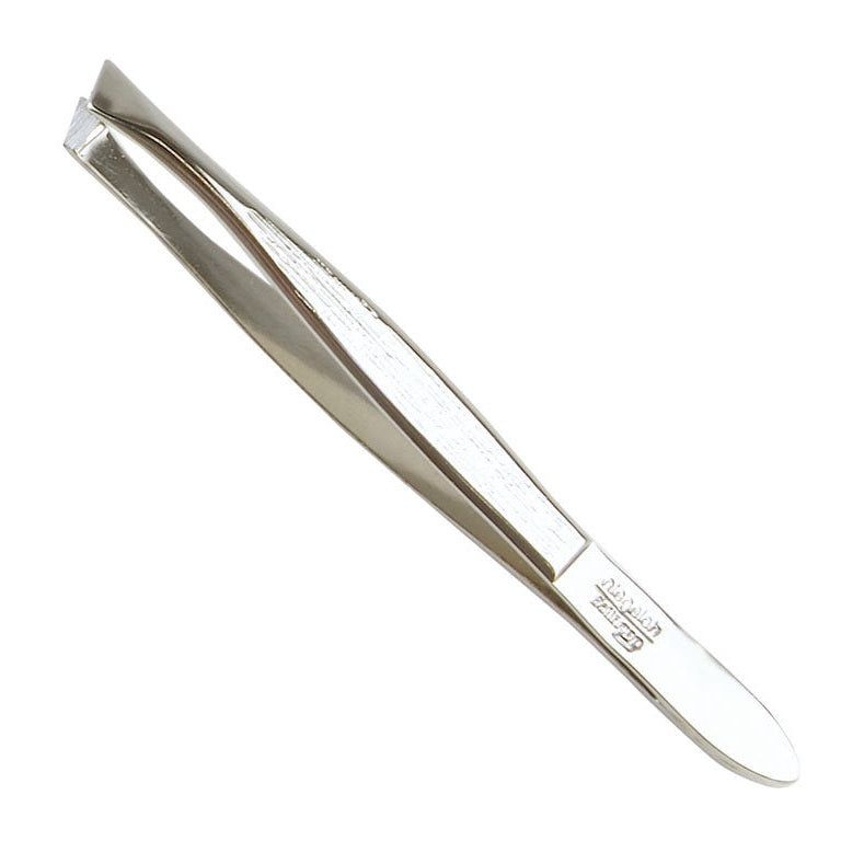 Silberne Pinzette mit abgeschrägten Spitzen. Auf dem Griff ist der Markenname Niegeloh Solingen eingraviert.
