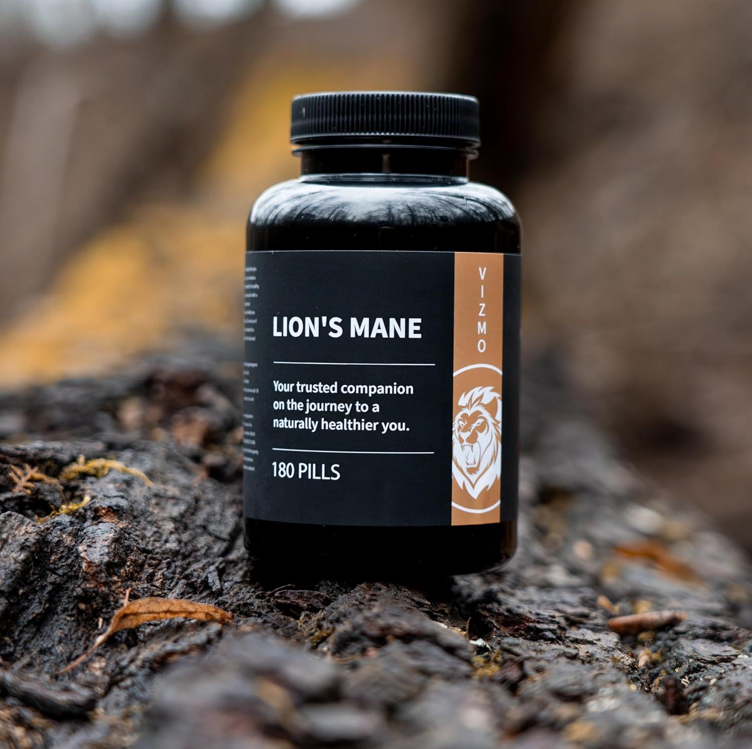 Schwarze Flasche "LION'S MANE" und "VIZMO" auf Holz. Enthält 180 Pillen. Löwenkopf-Logo.