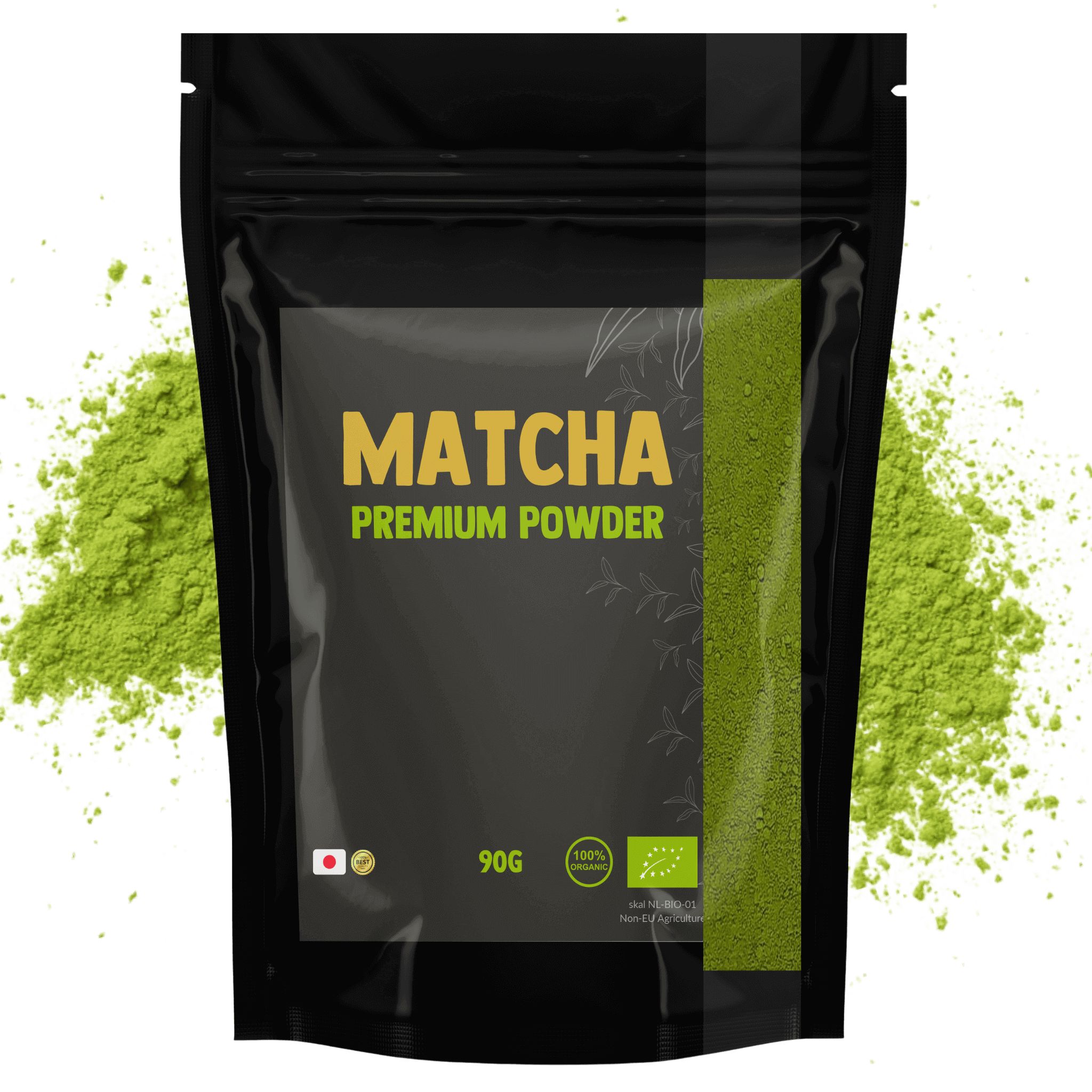 Schwarzer Beutel mit Matcha-Pulver und grünem Pulver daneben. Aufschrift: Matcha Premium Powder. 90g. Bio-Siegel.