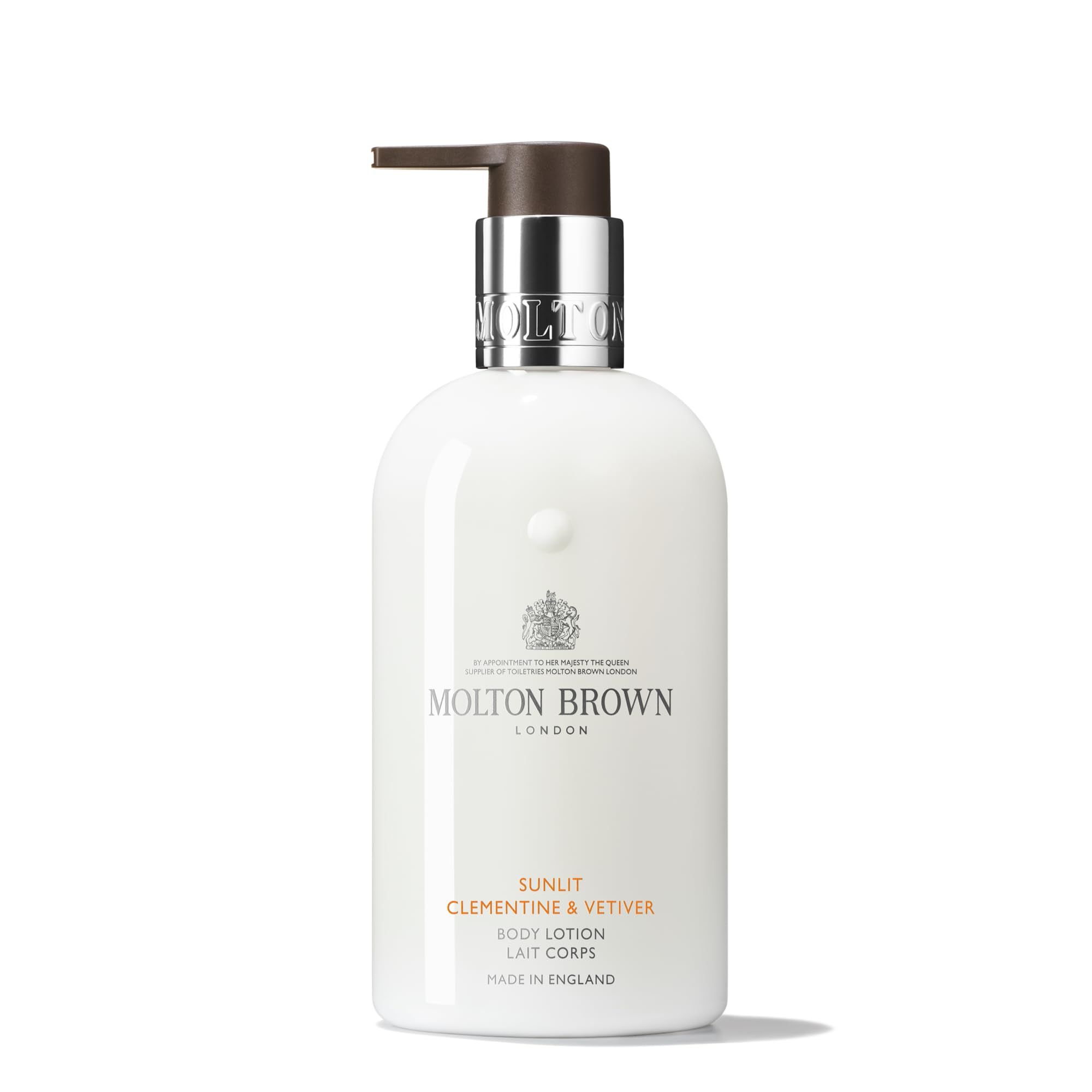 Weiße Flasche mit Pumpe. Aufschrift: Molton Brown, Sunlit Clementine & Vetiver Body Lotion. Hergestellt in England.