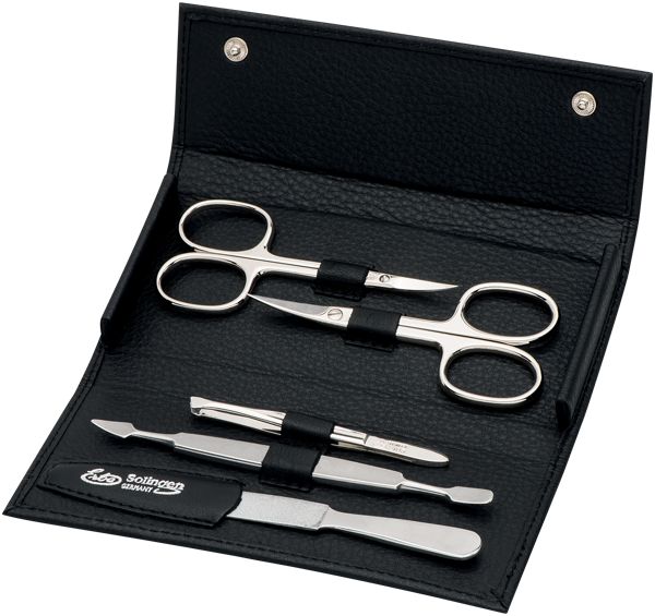 Schwarzes Etui mit Druckknopfverschluss. Enthält Nagelschere, Hautschere, Nagelhautschieber und Nagelfeile. Marke: Erbe Solingen.