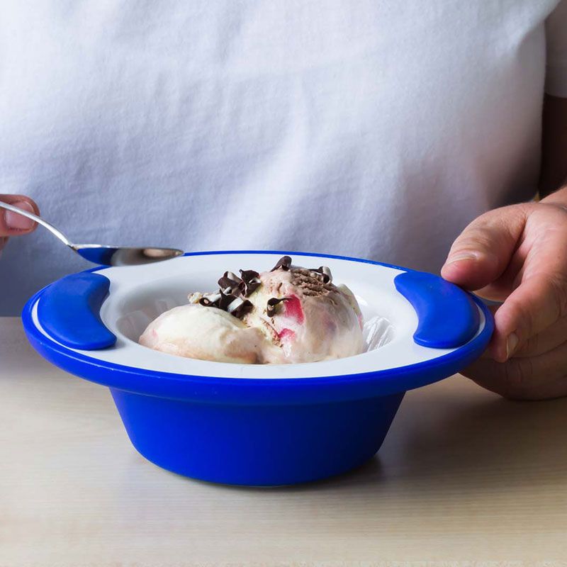Blaue Thermoschale mit Eiscreme. Person hält die Schale mit einem Löffel.