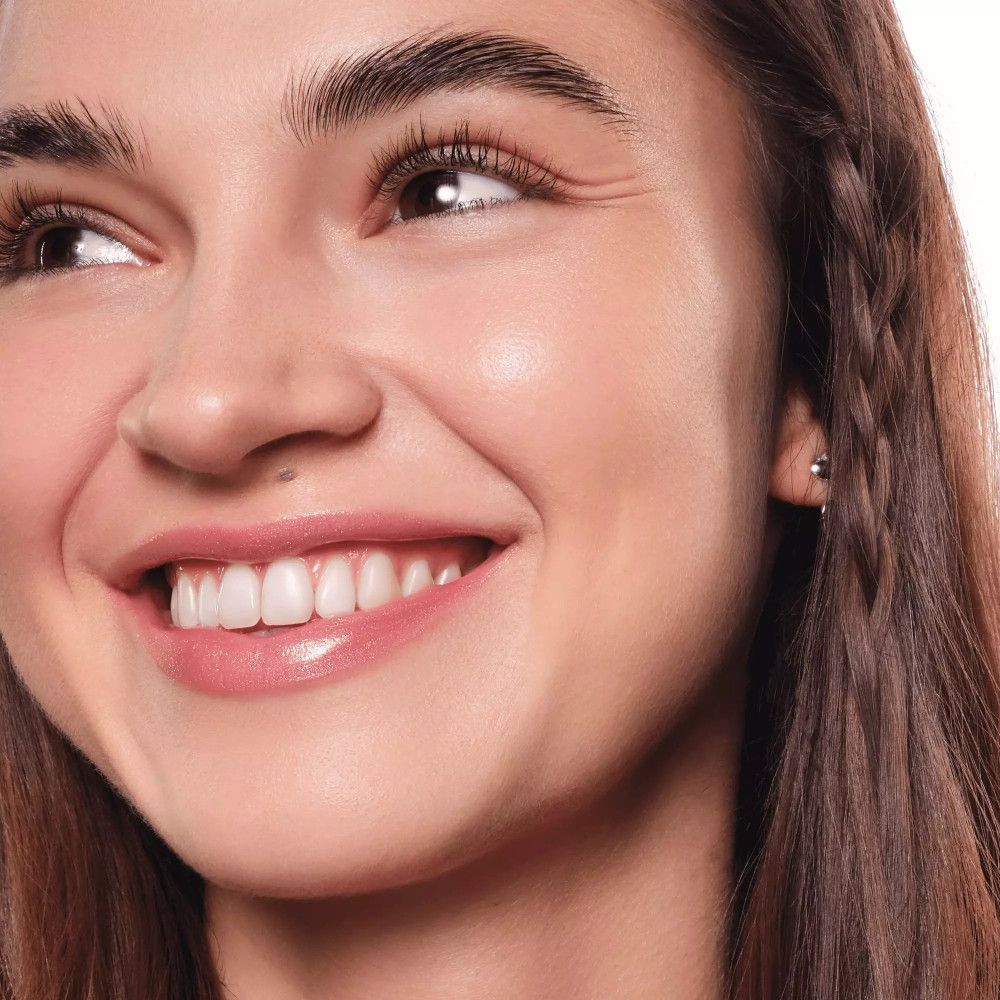 Frau mit Essence Hydra Kiss Lip Oil auf den Lippen, rosafarbener Glanz.