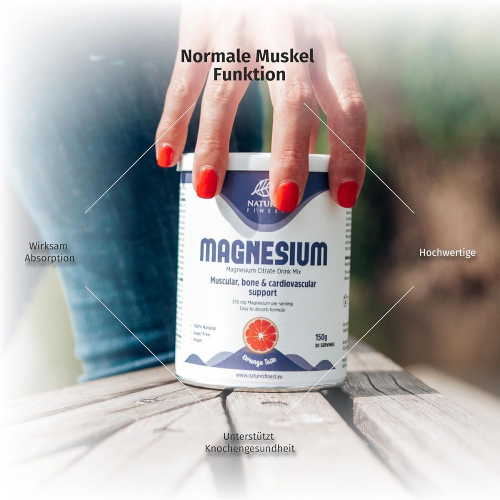 Hand hält Dose "Magnesium". Text: "Normale Muskelfunktion", "Unterstützt Knochengesundheit". Dose mit Inhaltsangaben und Orangen-Geschmack.