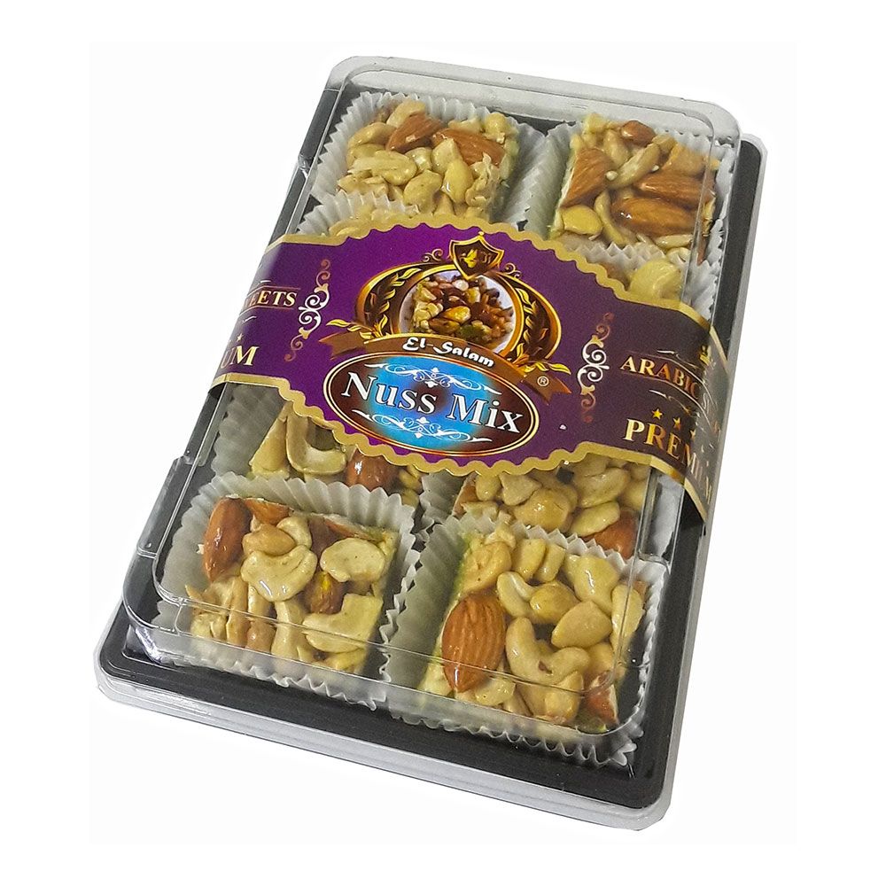Verpackung von Nüsse-Mix. Klare Kunststoffbox mit quadratischen Stücken. Etikett mit Produktname und Logo.