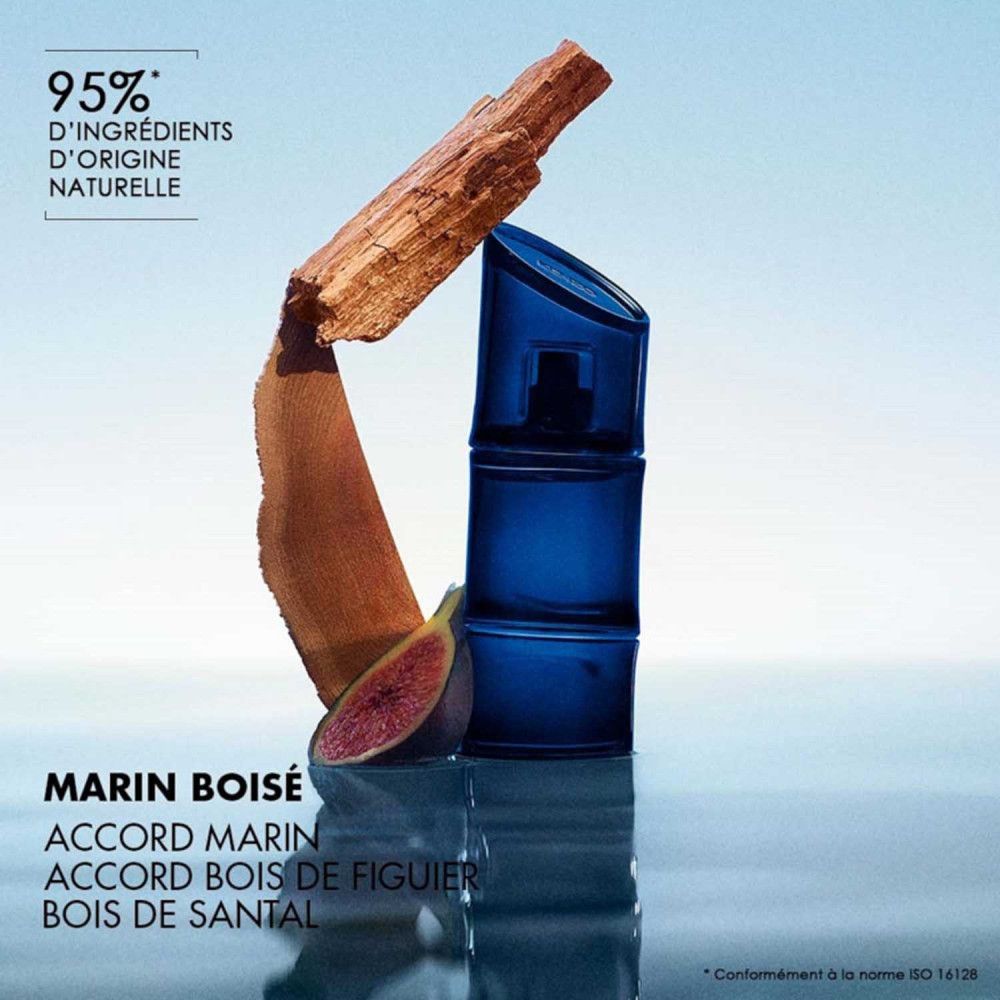 Blaues Parfümflakon, Holzstück, Feige. Text: Marin Boisé, Accord Marin, Accord Bois de Figuier, Bois de Santal. 95% Inhaltsstoffe natürlichen Ursprungs.