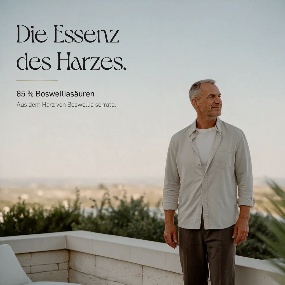 Mann steht auf einer Terrasse, mit Text über Boswellia Serrata und 85% Boswelliasäuren.