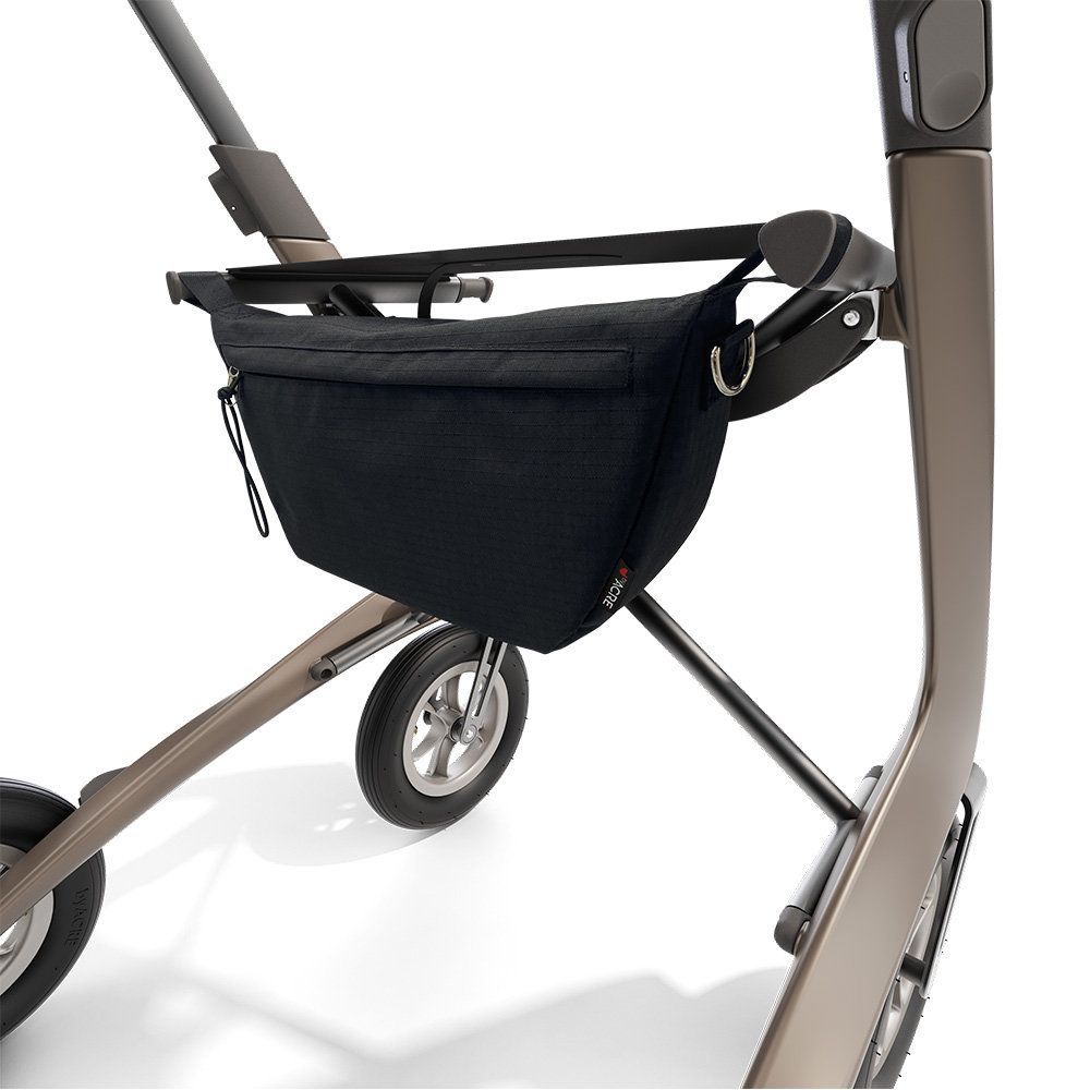 Schwarze Tasche an einem Rollator befestigt. Metallhaken. Kleines rotes Logo.