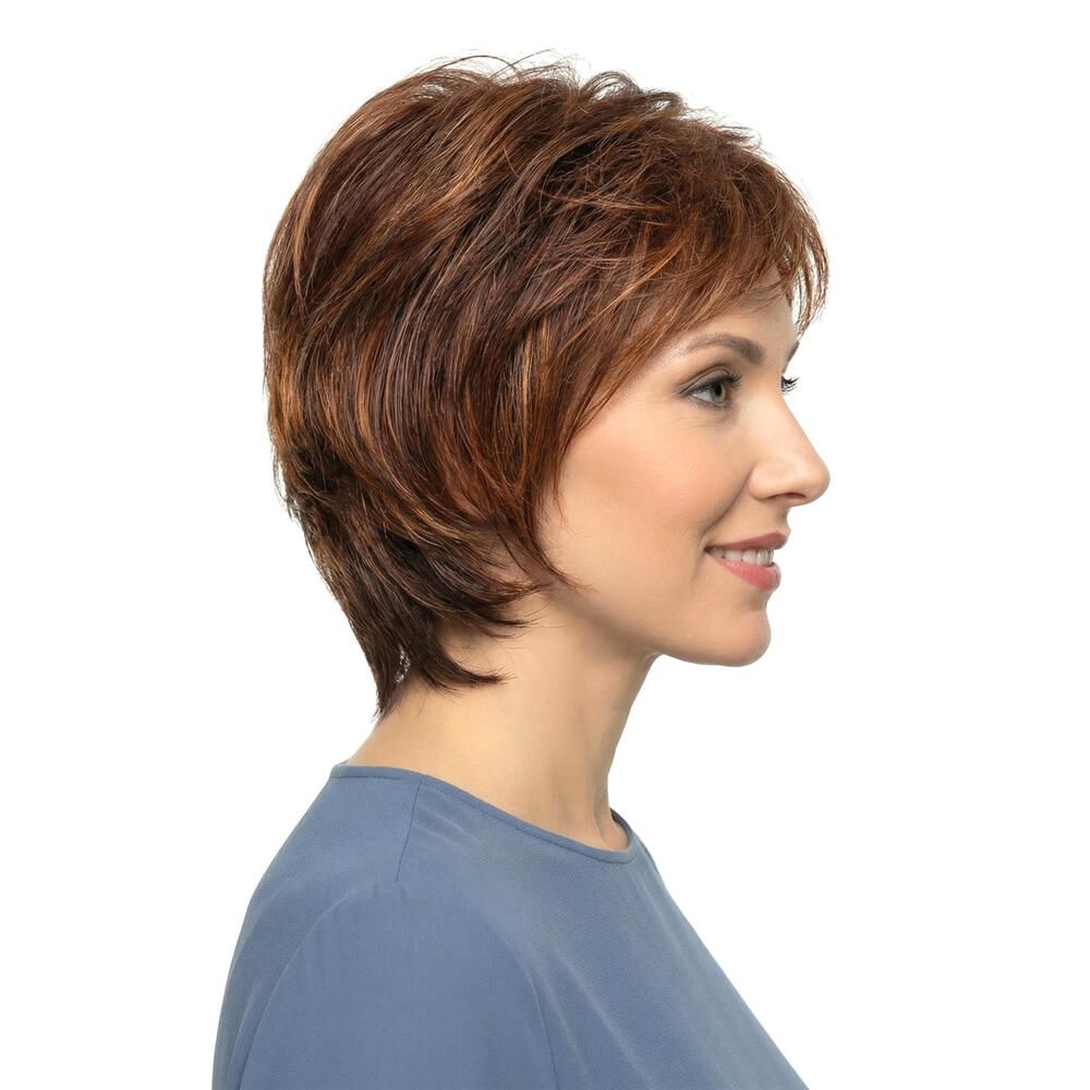 Kurzhaarperücke, rotbraun, mit Pony, auf einer Frau. Seitenansicht.