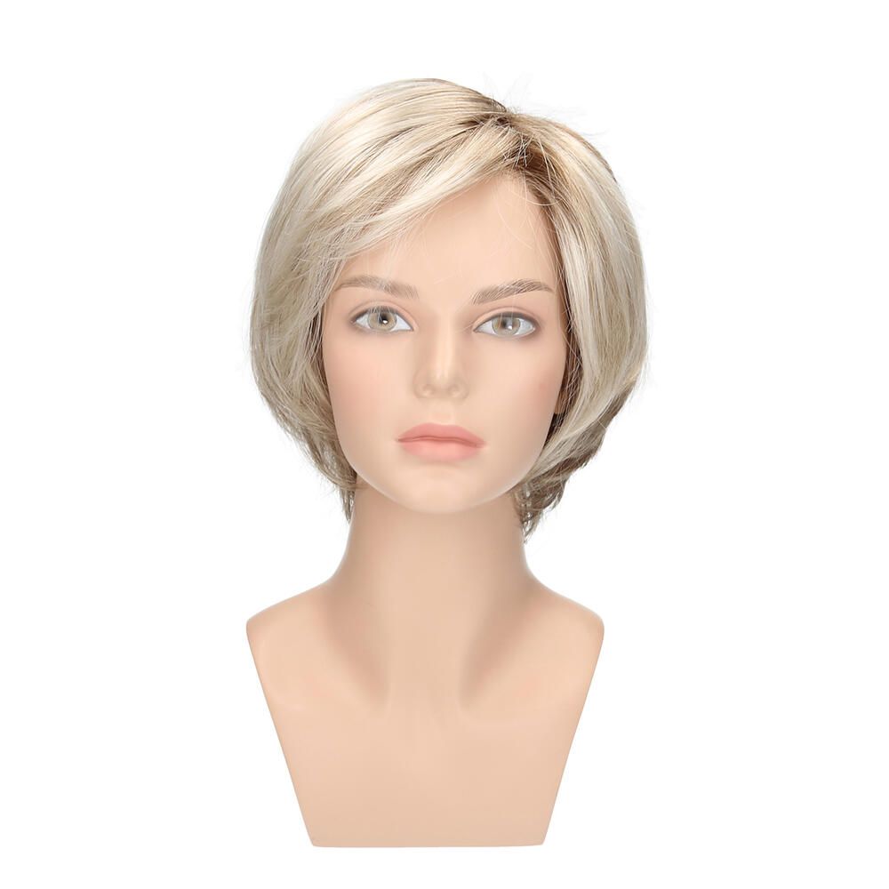 Perücke Sabine von Lofty. Blondes Kunsthaar, kurze Frisur, auf einem Schaufensterkopf. Frontansicht.