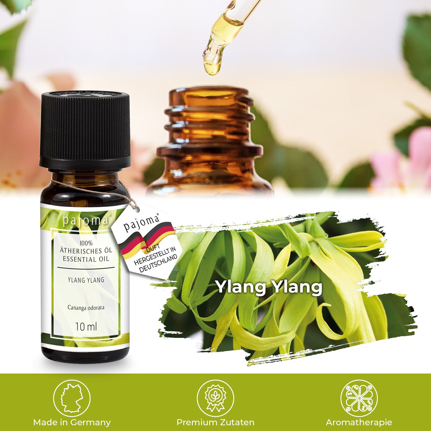Braune Glasflasche mit Etikett und Anhänger. Aufschrift: pajoma® ätherisches Ylang-Ylang Öl, 10 ml. Mit Label: Duft hergestellt in Deutschland. Hintergrund: Blüten und Blätter.