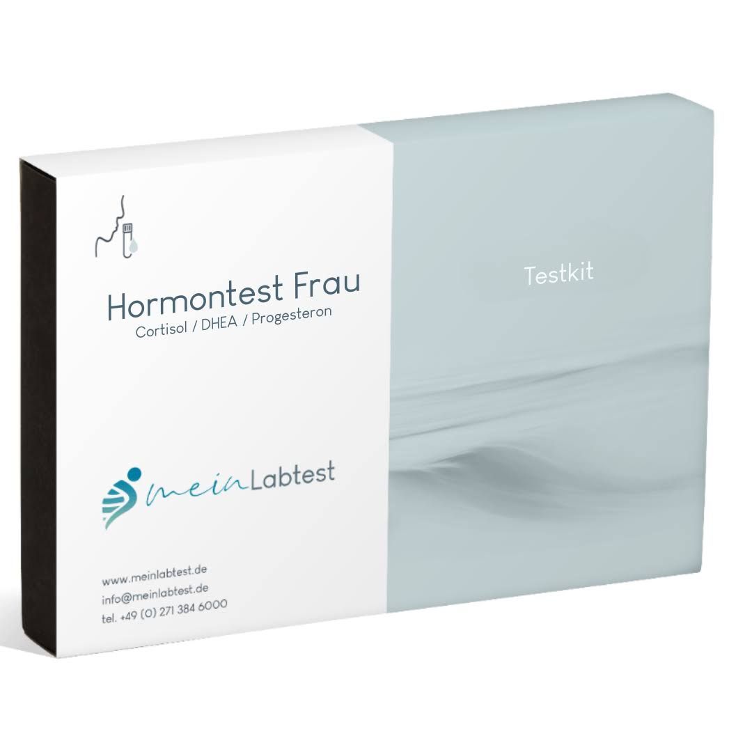 Hormontest Frau Testkit-Verpackung. Weiß-blaue Schachtel mit Produktnamen und Logo. Enthält Cortisol, DHEA und Progesteron.