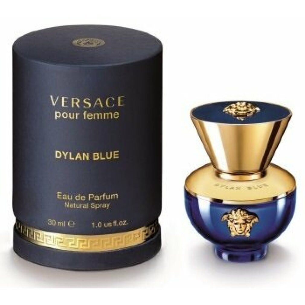 Blauer Flakon und Verpackung. Goldfarbenes Medusa-Logo. Aufschrift Dylan Blue und Versace.