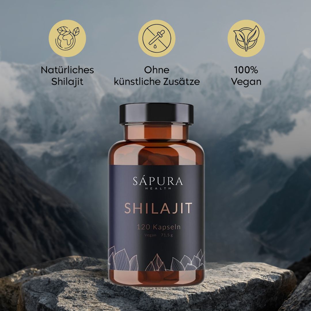 Braune Glasflasche mit schwarzem Deckel. Etikett "Sapura Health" und "Shilajit". 120 Kapseln. Vegan. Hintergrund: Berge.