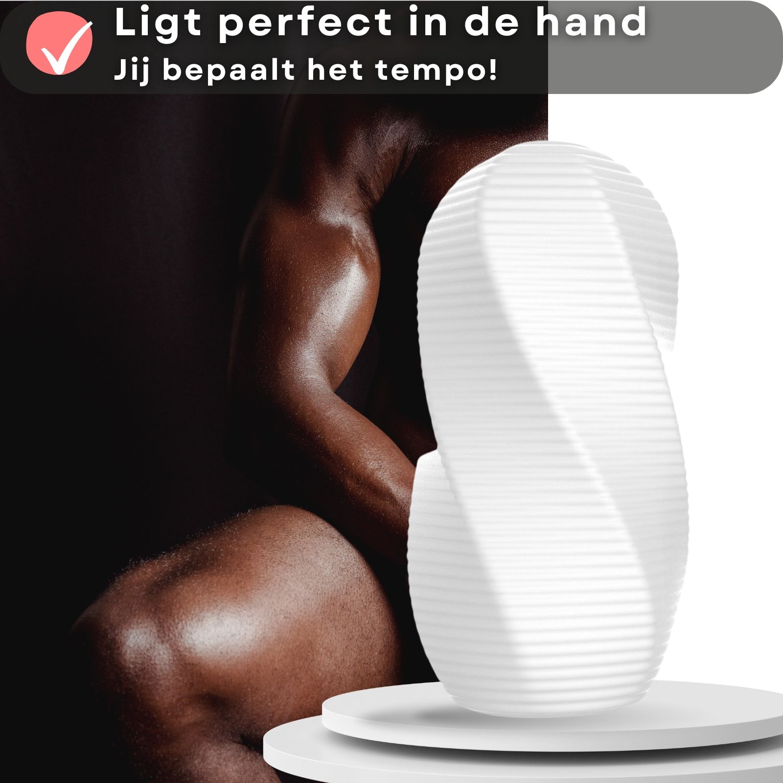 Wit masturbator-ei met geribbeld oppervlak. Man op de achtergrond. Tekst: Ligt perfect in de hand. Jij bepaalt het tempo!