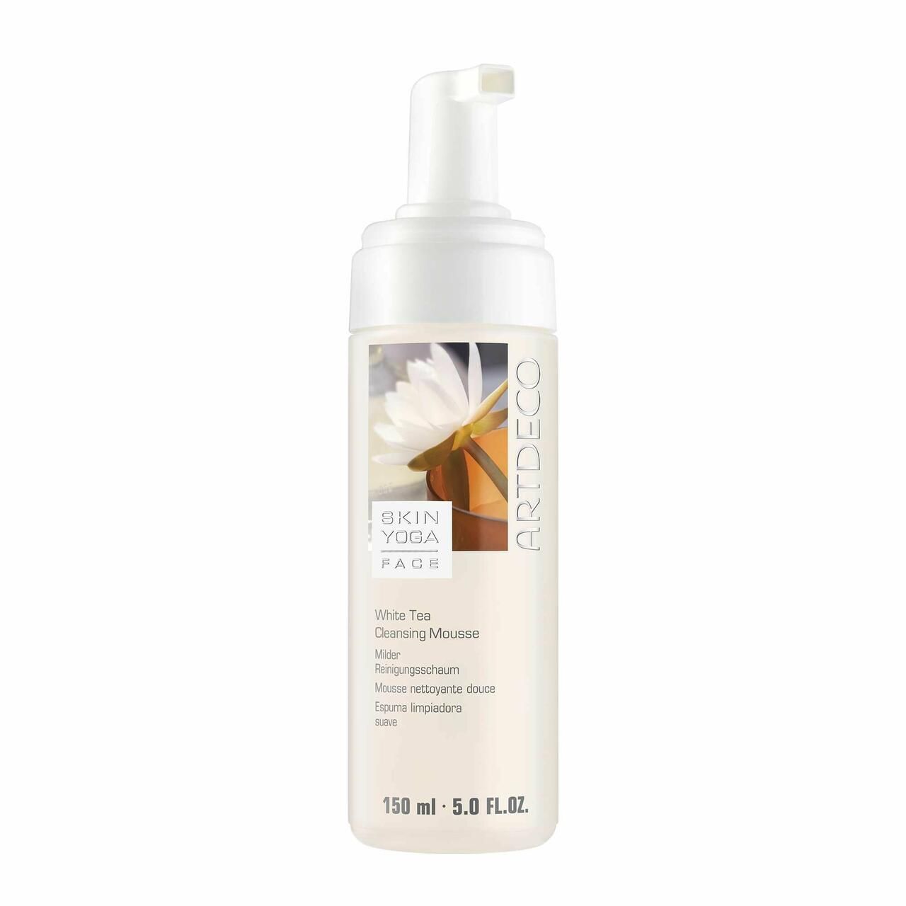 Weißes Fläschchen mit Pumpe. Aufschrift: Artdeco, Skin Yoga Face, White Tea Cleansing Mousse. Abbildung einer Blüte.
