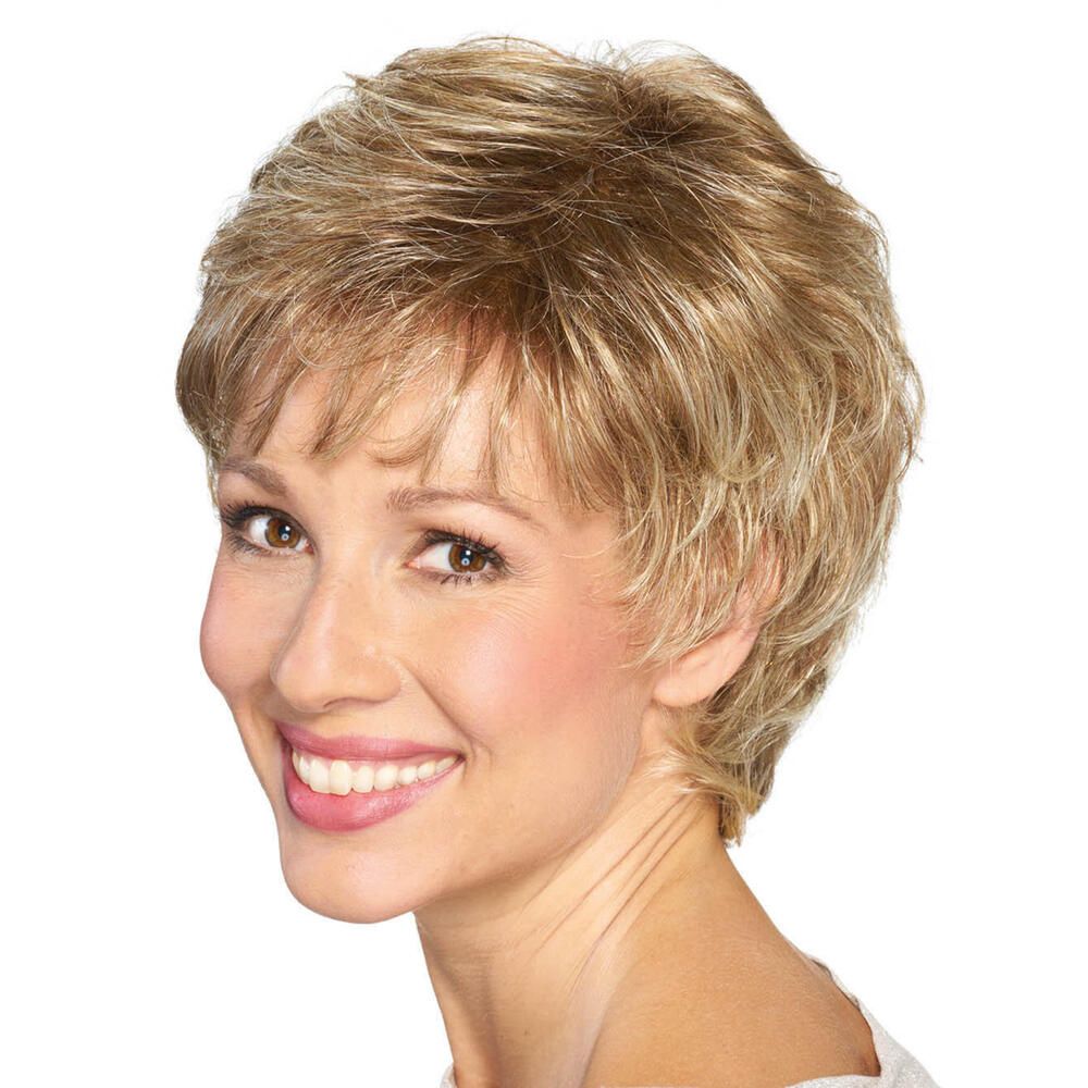 Kurzhaarperücke, blond, gewellt, mit Pony, von vorne. Frau lächelt.