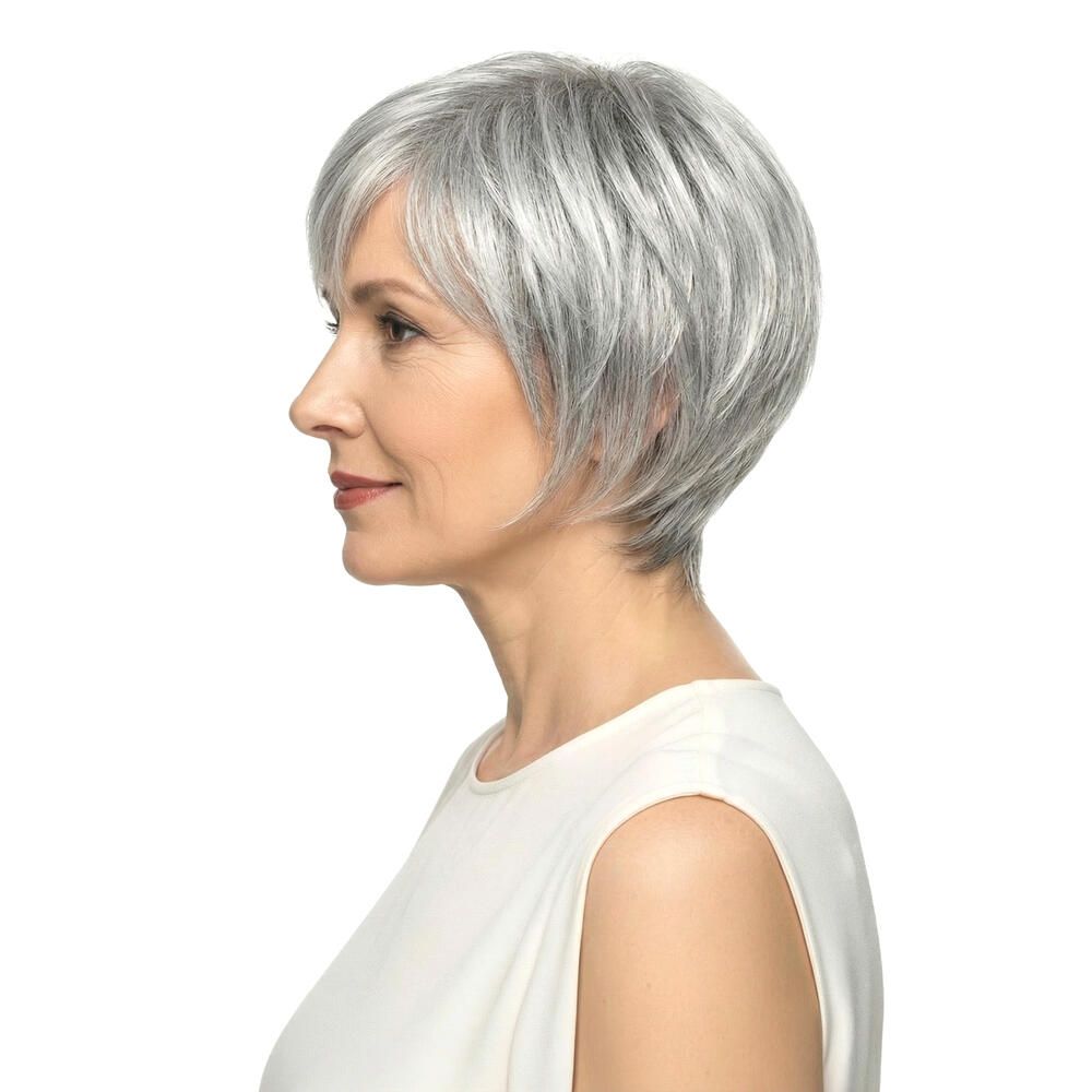 Kurzhaarperücke, graue Farbe, mit Pony. Frau trägt die Perücke. Seitenansicht.