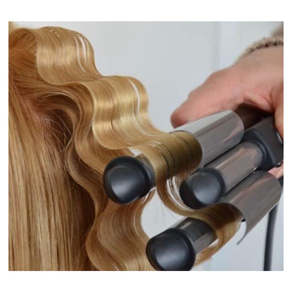 Babyliss Lockenstab mit drei Wellenstäben, schwarzem Griff und silbernen Heizelementen.