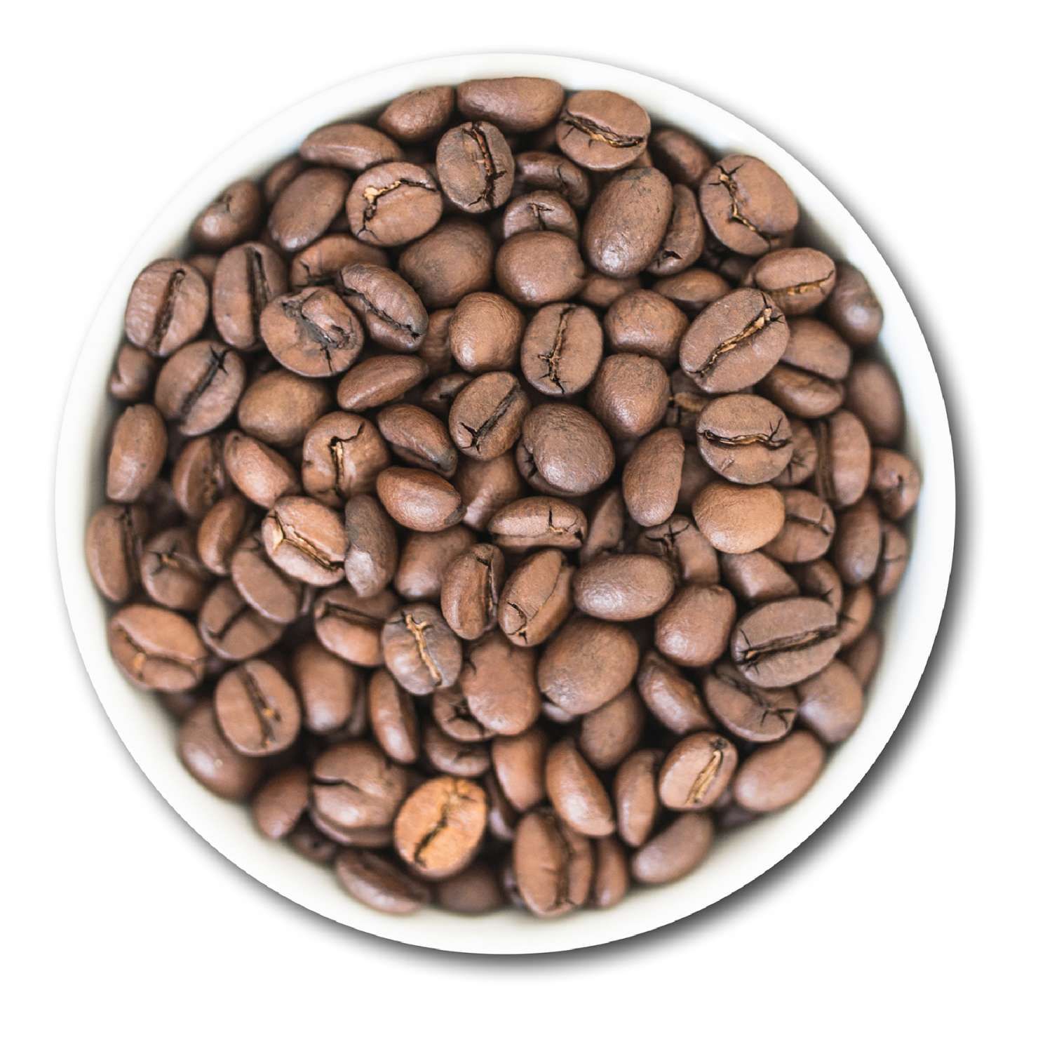 Geröstete Kaffeebohnen in einer weißen Schale. Die Bohnen sind braun und haben eine ovale Form. Die Schale ist rund.
