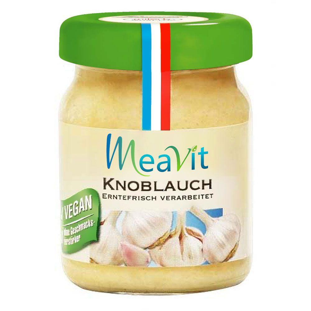 Glas mit Knoblauch in Öl. Grüner Deckel, Etikett mit "MeaVit Knoblauch". Vegan-Siegel.