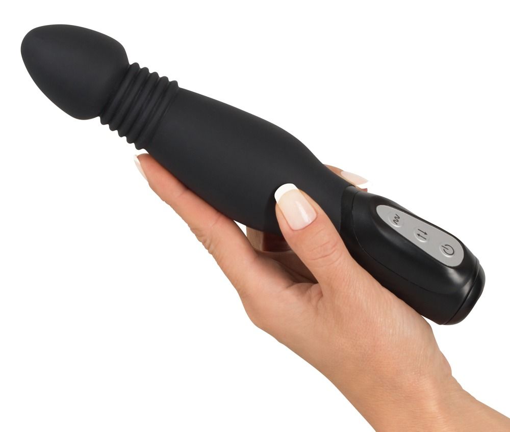 Schwarzer Vibrator in einer Hand gehalten. Abgerundete Spitze, geriffelte Mitte, Bedienfeld mit Tasten.