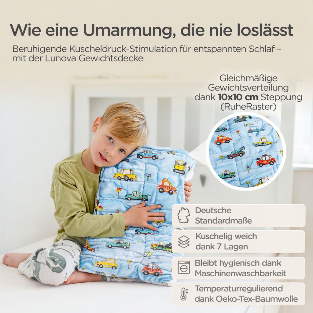 Ein Junge umarmt eine blaue Gewichtsdecke mit bunten Fahrzeugmotiven. Die Decke ist 120x90 cm groß.