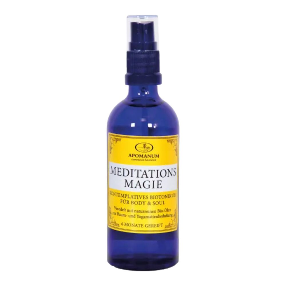 Blaue Sprühflasche mit gelbem Etikett. Aufschrift: Meditationsmagie, kontemplatives Biotnikum für Body & Soul. Marke: Apomanum.