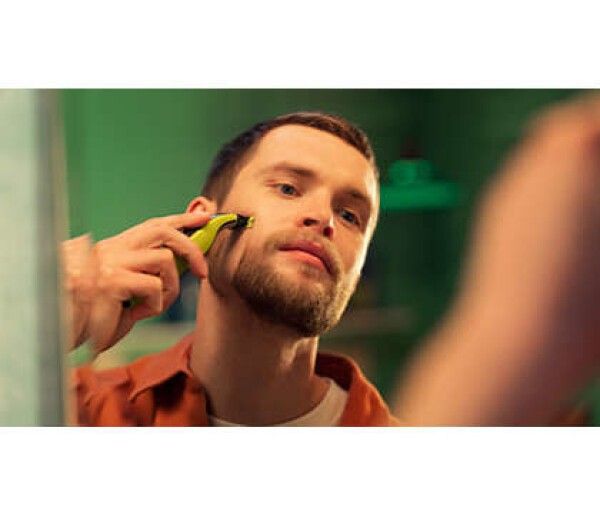 Schneideeinheit mit gelben Akzenten. Schwarzer Halter mit Skala. Silberfarbene Schneidefläche.