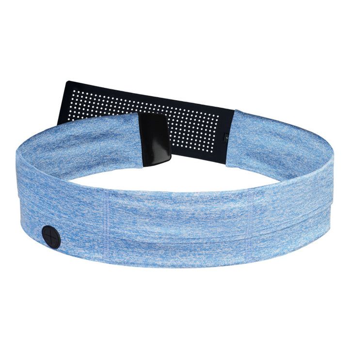 Hellblaues Bauchband für Insulinpumpe. Schwarzes Element mit Löchern. Schwarzer Knopf. Stoffband.