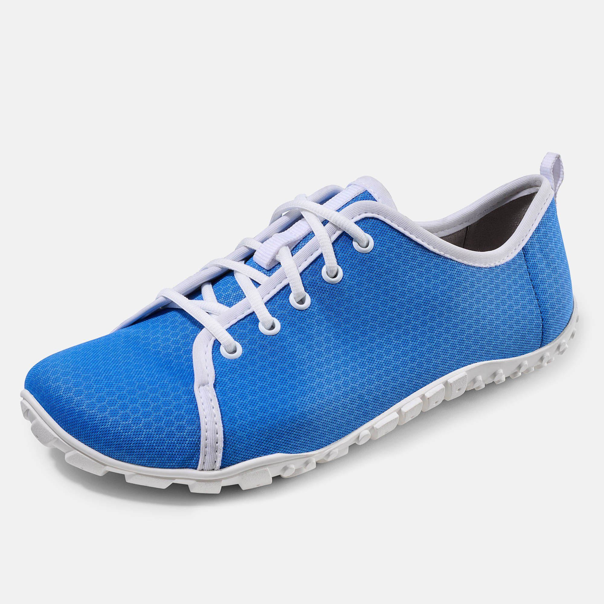 Blauer Herren-Schnürschuh mit weißer Schnürung und Sohle. Das Obermaterial hat ein wabenförmiges Muster. Der Schuh ist schräg abgebildet.