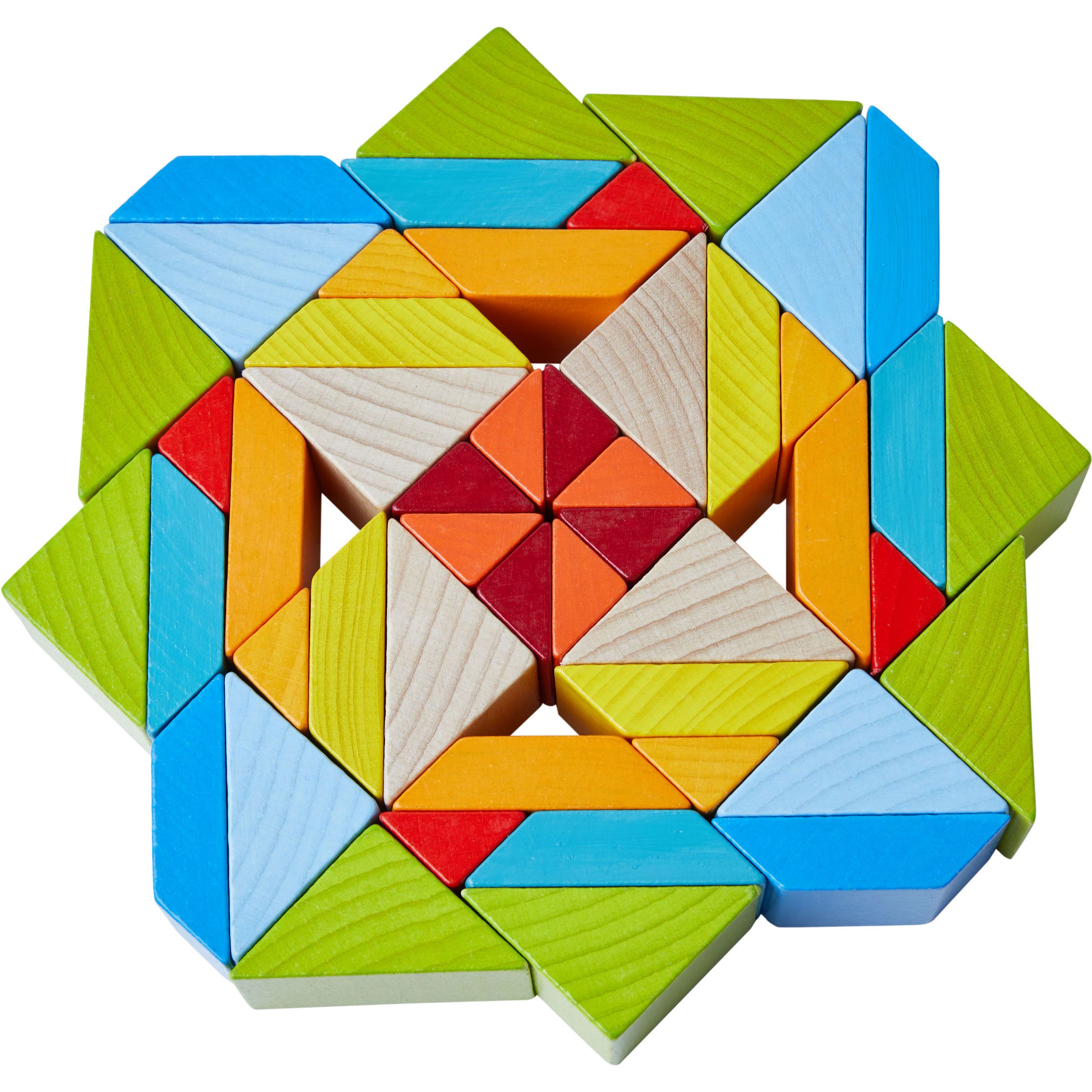 Zusammengesetzte Spielbausteine in geometrischer Form. Farben: Grün, Blau, Holz, Orange, Rot.