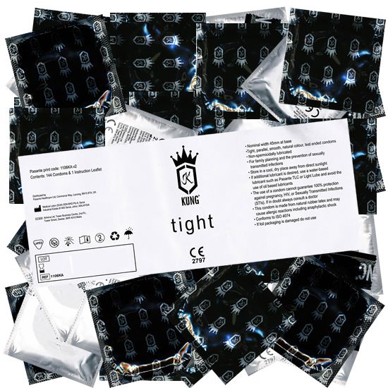 Kondome in Einzelverpackungen und Beipackzettel. Aufschrift: KUNG tight. CE-Kennzeichnung.