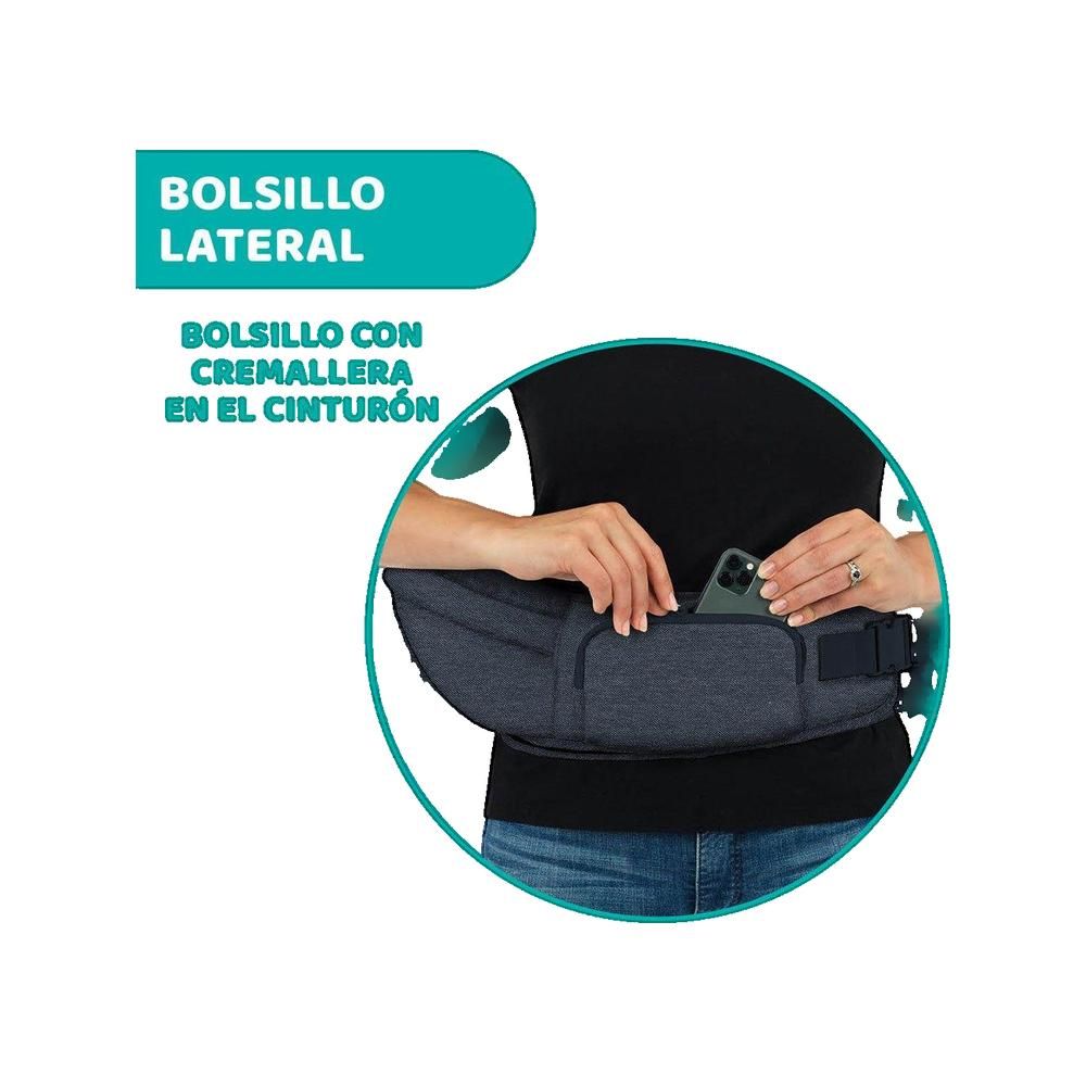 Hüftsitz-Tragehilfe, dunkelblau, mit Reißverschlusstasche am Gürtel. Person hält Smartphone in der Tasche.