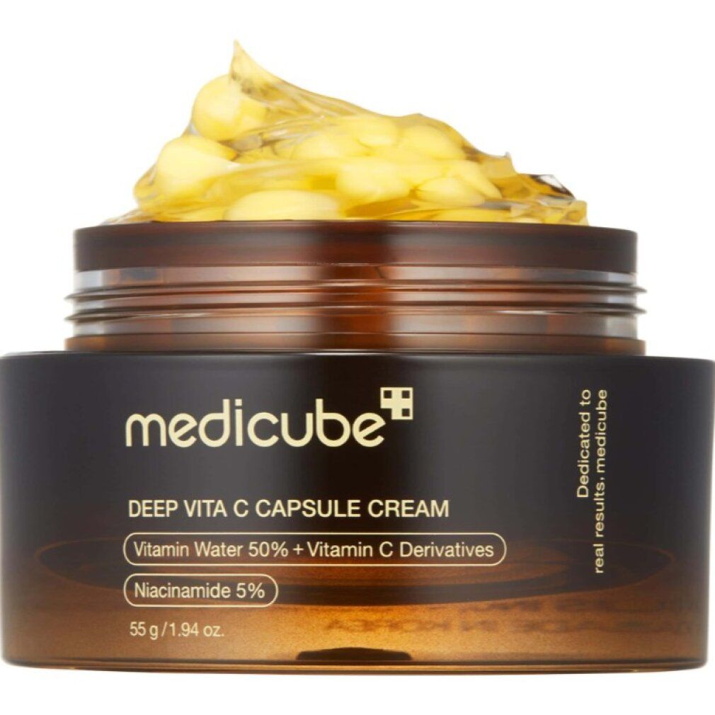 Creme mit Vitamin-C-Kapseln, umgeben von Zitronen und Limetten.