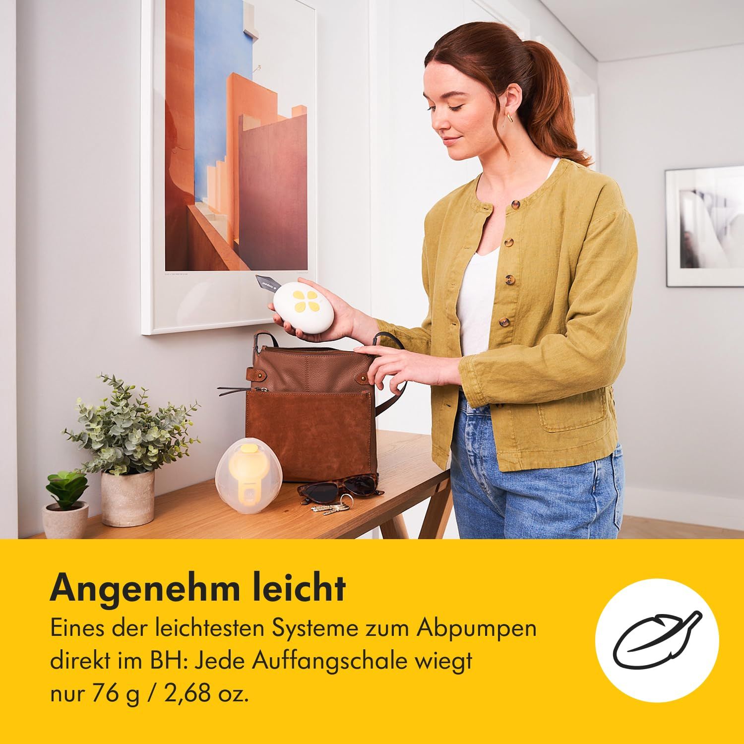 Frau mit Handtasche. Milchpumpe auf dem Tisch. Text: Angenehm leicht. Auffangschale wiegt 76 g.