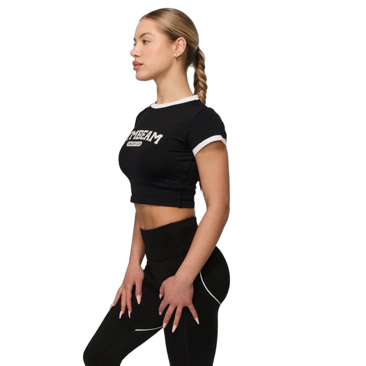 Seitenansicht eines schwarzen GymBeam Damen T-Shirts mit weißem Kragen und Ärmelbündchen.