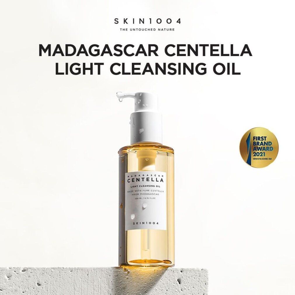 Gelbliche Flasche mit weißem Pumpverschluss. Aufschrift: Madagascar Centella Light Cleansing Oil. Marke: Skin1004. Auszeichnung.
