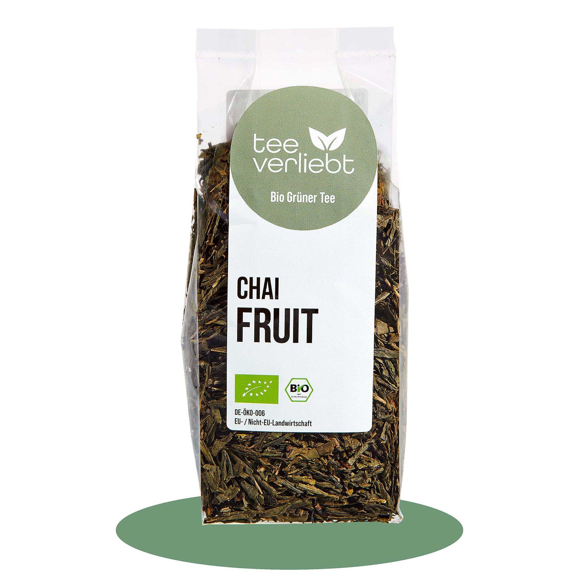 Transparente Verpackung mit losem Grüntee. Aufkleber mit "tee.verliebt", "Chai Fruit" und Bio-Siegel.