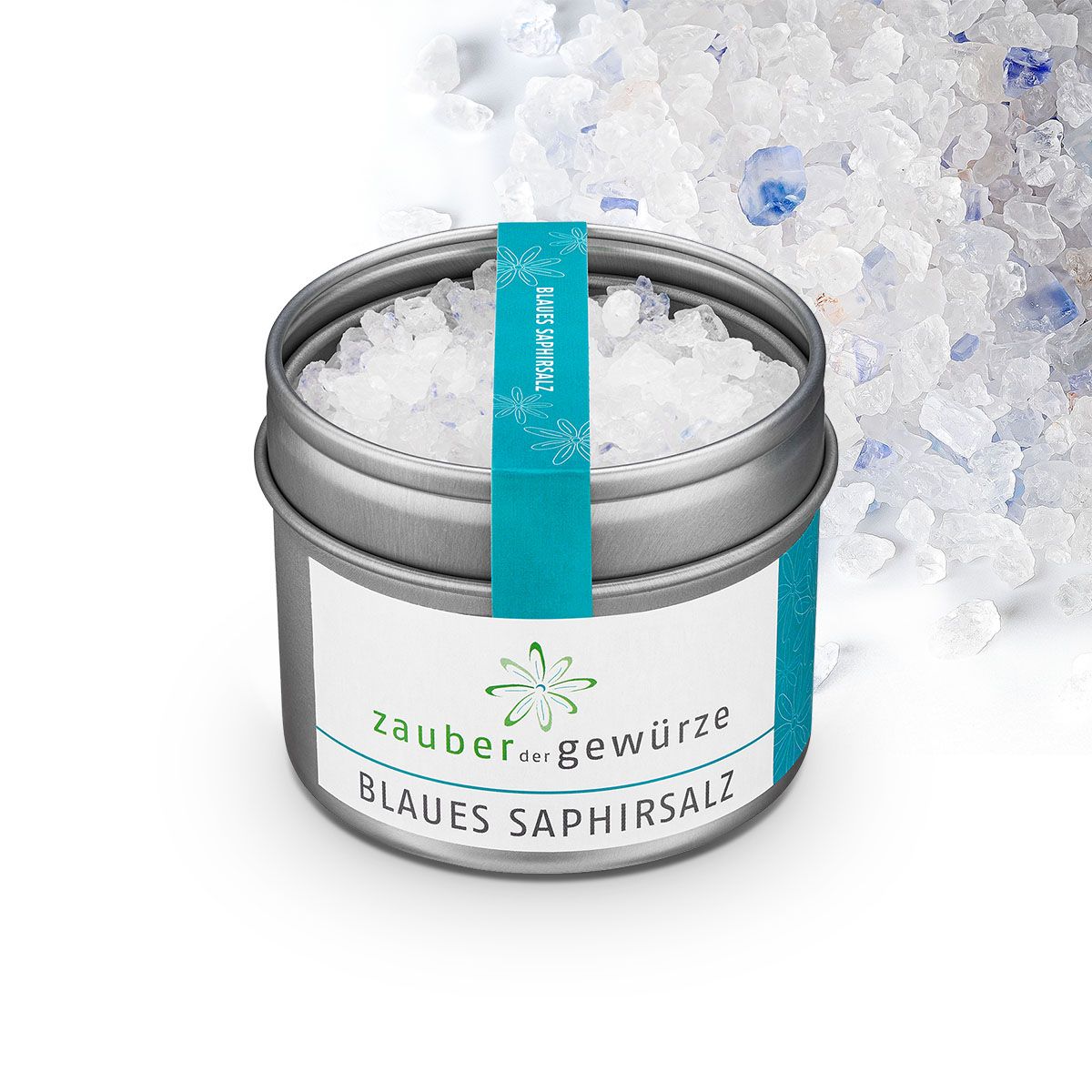 Zylindrische Dose mit blauem Saphirsalz. Etikett mit Produktname und Logo. Türkisfarbenes Band. Salz im Hintergrund.