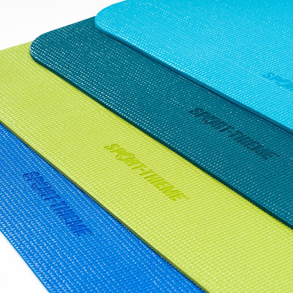 Nahaufnahme von drei Yogamatten. Farben: Blau, Grün, Türkis. Aufschrift SPORT-THIEME.