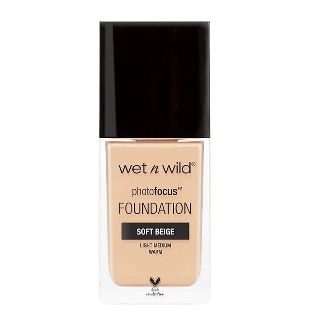 Foundation-Fläschchen mit schwarzem Deckel. Aufschrift: Wet n Wild Photofocus Foundation Soft Beige. Cruelty-free-Logo.