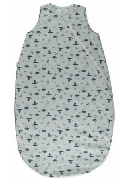 Schlafsack mit Segelboot-Muster. Hellblauer Stoff mit Reißverschluss. Ärmellos.