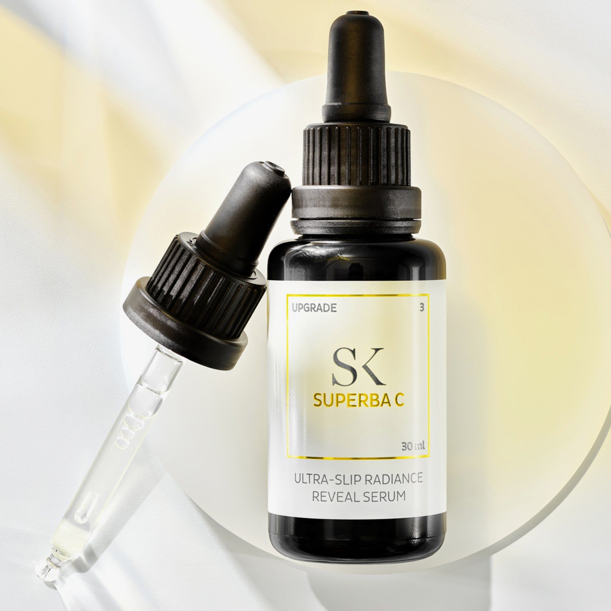Schwarze Flasche mit Pipette und Serum. Auf dem Etikett steht "SK Superba C" und "Ultra-Slip Radiance Reveal Serum".