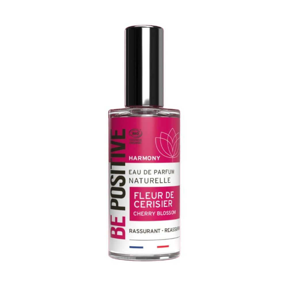 Parfümflasche mit schwarzem Verschluss. Aufschrift: BE POSITIVE, Fleur de Cerisier, Eau de Parfum Naturelle. Bio-Siegel.
